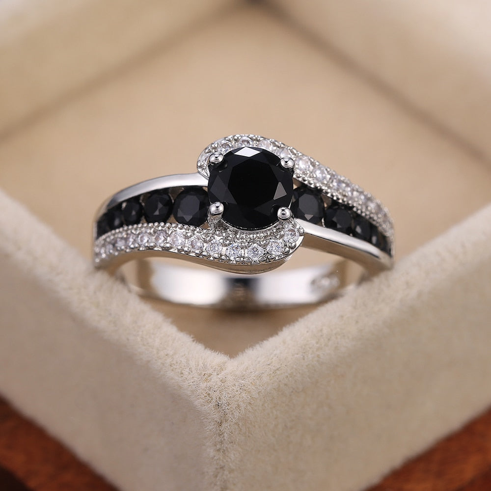 Black stone zircon ring lined with shiny zircon